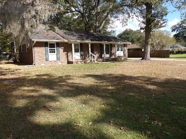 ranch-style house featuring a front lawn