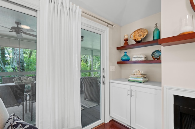 entryway featuring ceiling fan