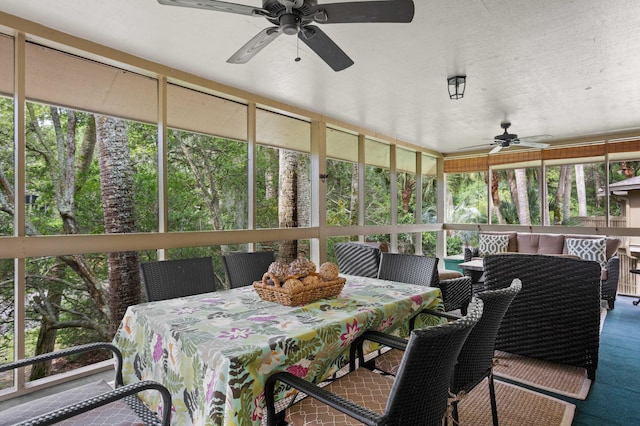 sunroom with ceiling fan