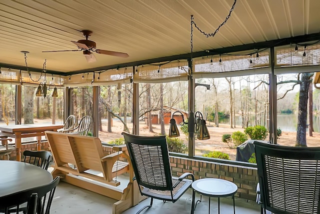 sunroom with ceiling fan