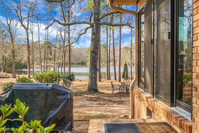 view of yard featuring a water view