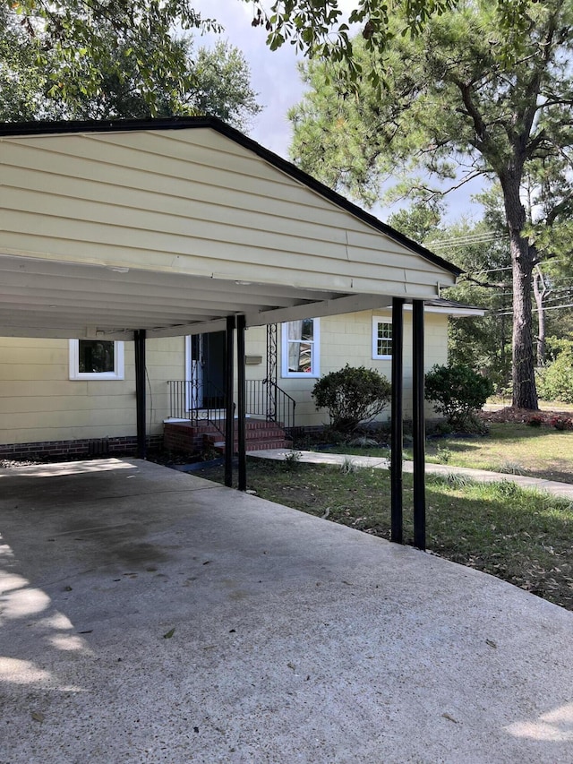 view of front of house with driveway