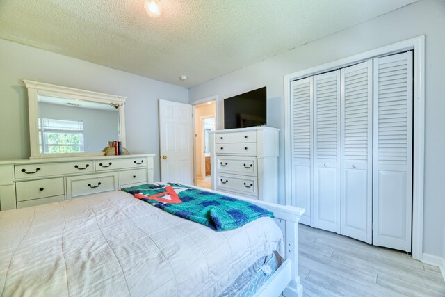 106 Trimley Ct, Goose Creek, SC 29445 - bedroom featuring light wood-style flooring, a textured ceiling, and a closet