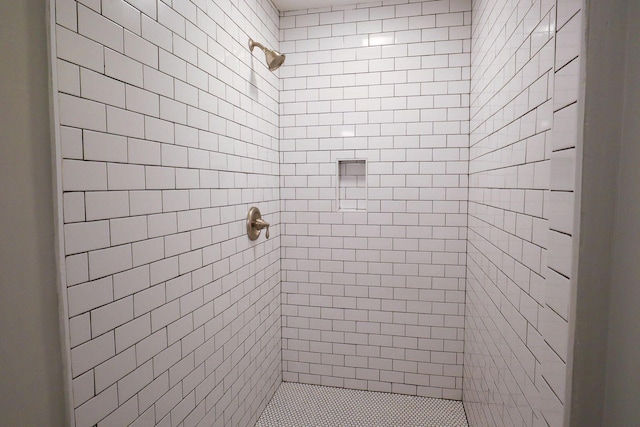 full bath with tiled shower