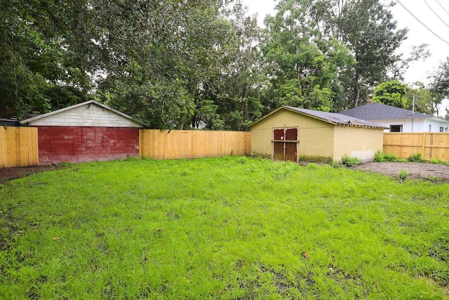 view of yard featuring a fenced backyard and an outdoor structure