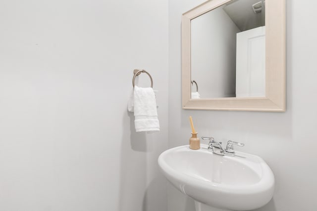 bathroom featuring a sink