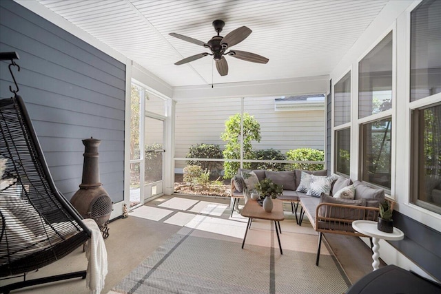 sunroom with ceiling fan