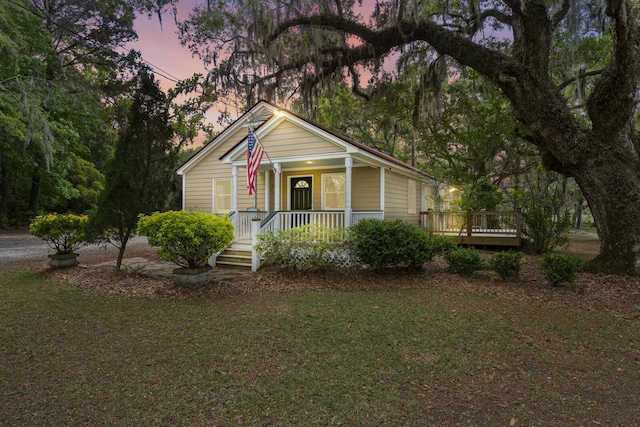 view of front facade with covered porch and a front lawn