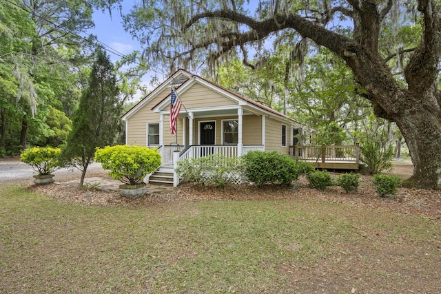 view of front of house featuring a front yard and covered porch