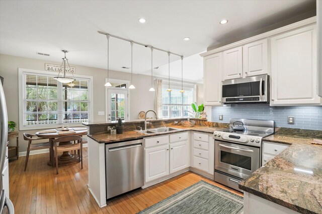 3526 Stockton Dr, Mount Pleasant, SC 29466 - kitchen featuring light wood-style flooring, a peninsula, a sink, and stainless steel appliances