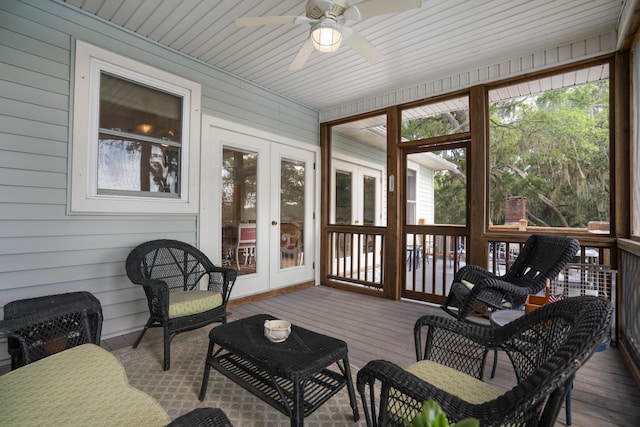 sunroom featuring ceiling fan