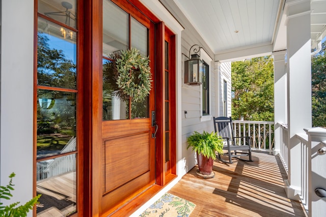 entrance to property featuring covered porch