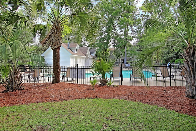 view of yard featuring a fenced in pool