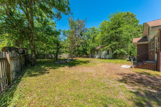 view of yard featuring a fenced backyard and an outbuilding