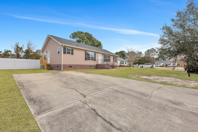 view of front of house featuring a front lawn