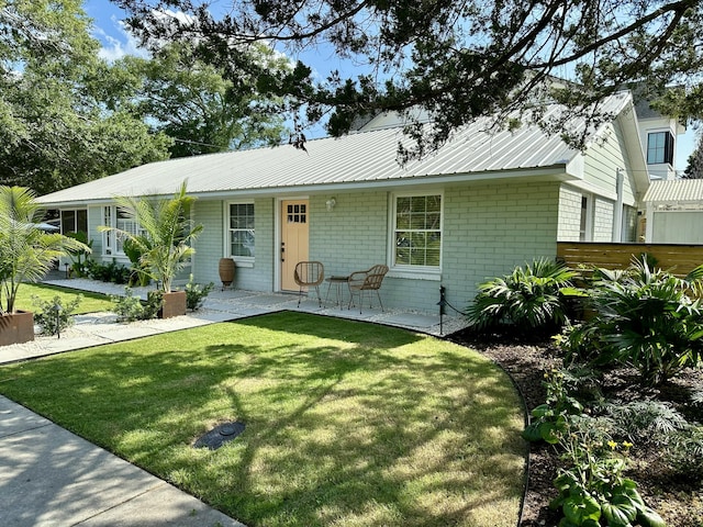 view of front facade featuring a front lawn