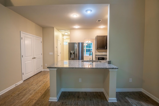 5001 Hay Bale Ct, Summerville, SC 29485 - kitchen featuring stainless steel fridge, a sink, a peninsula, dark wood-type flooring, and a kitchen bar