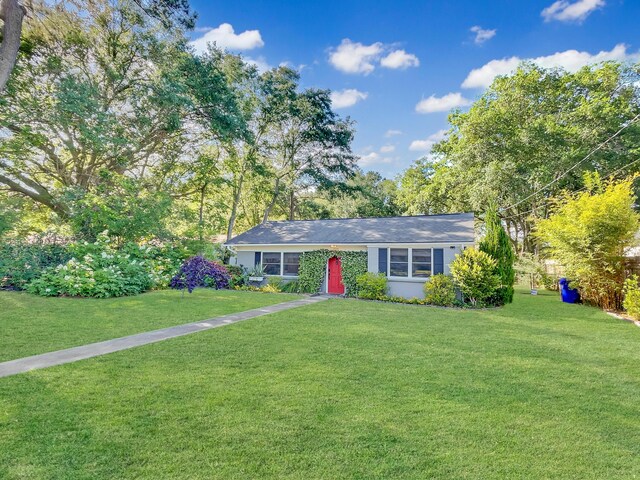 ranch-style home featuring a front yard