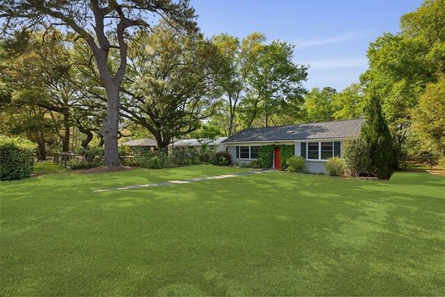 view of front of house featuring a front lawn