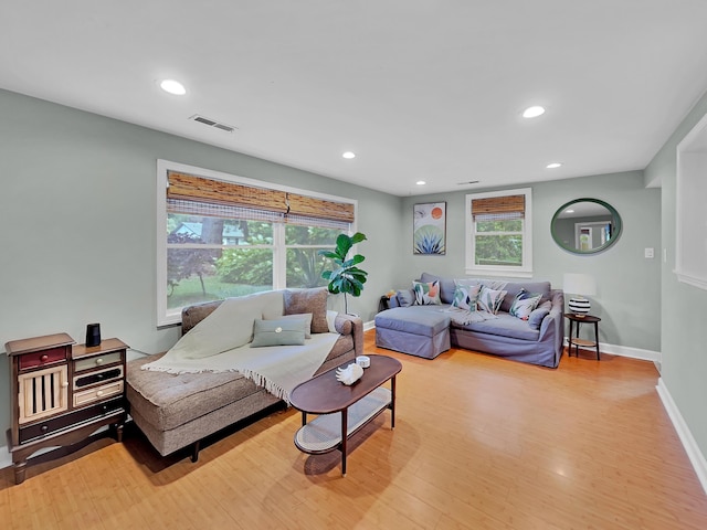 living area with light wood-style flooring, baseboards, and recessed lighting