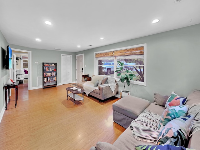 living area featuring light wood-style floors, recessed lighting, and baseboards