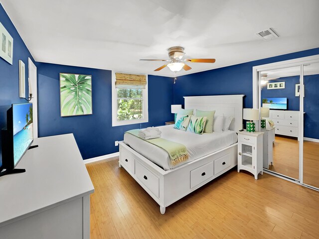 bedroom featuring light wood-style floors, baseboards, and ceiling fan