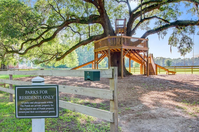 exterior space featuring fence