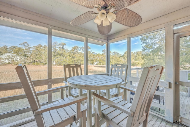 sunroom featuring ceiling fan