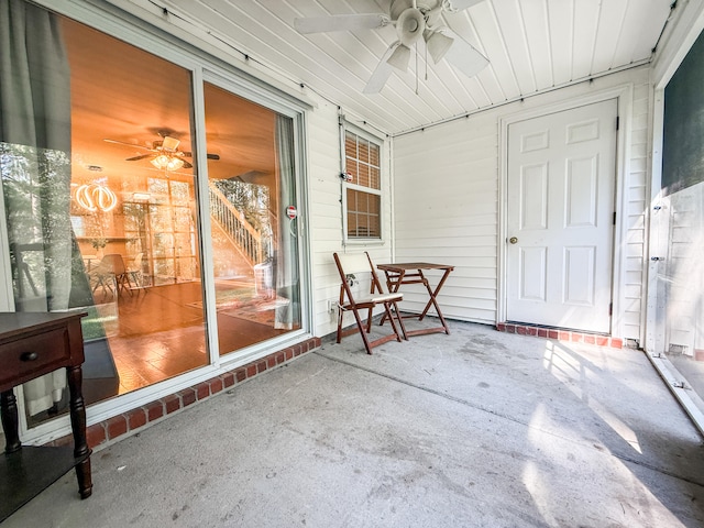 sunroom with ceiling fan