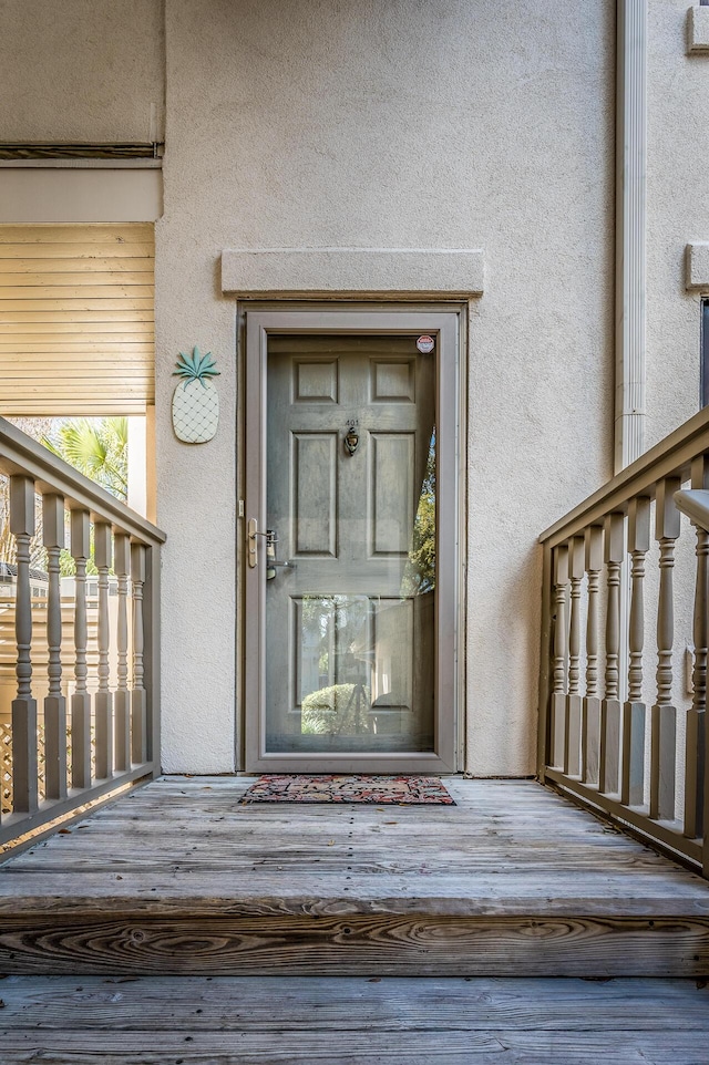 property entrance featuring stucco siding