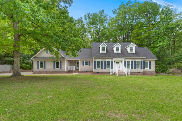 cape cod-style house featuring crawl space, a front lawn, and a shingled roof