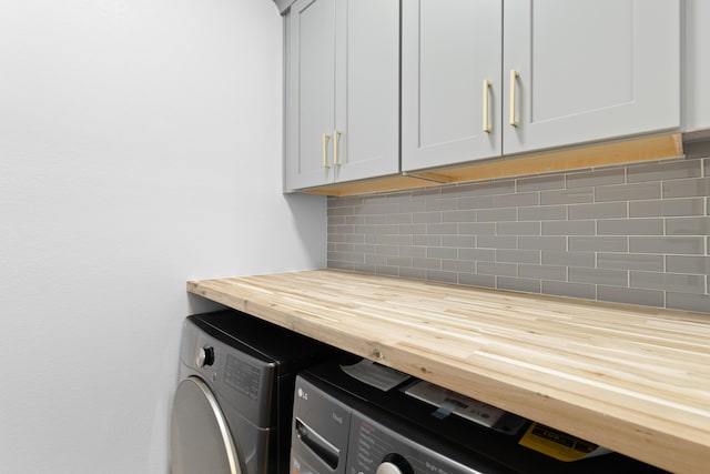 laundry room with cabinets and independent washer and dryer