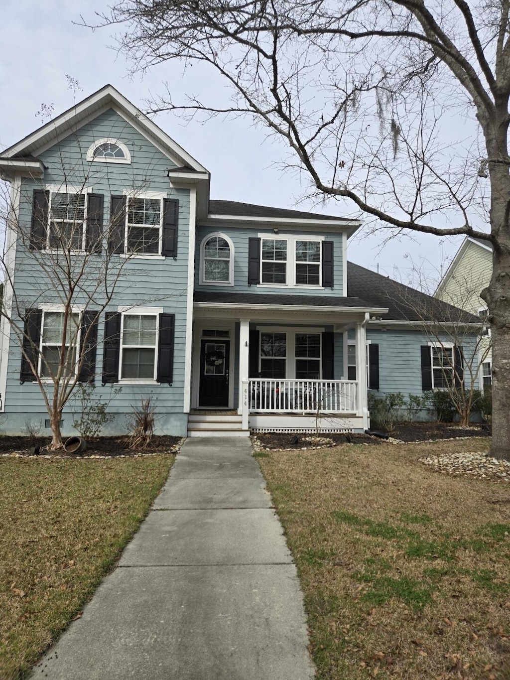 view of front facade with a porch and a front yard