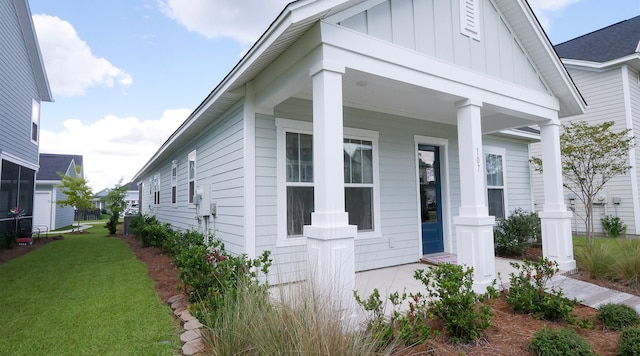 view of front facade featuring a porch and a front yard