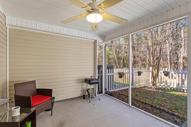 sunroom with ceiling fan