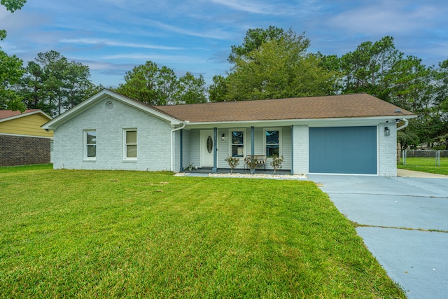 ranch-style house featuring a front yard