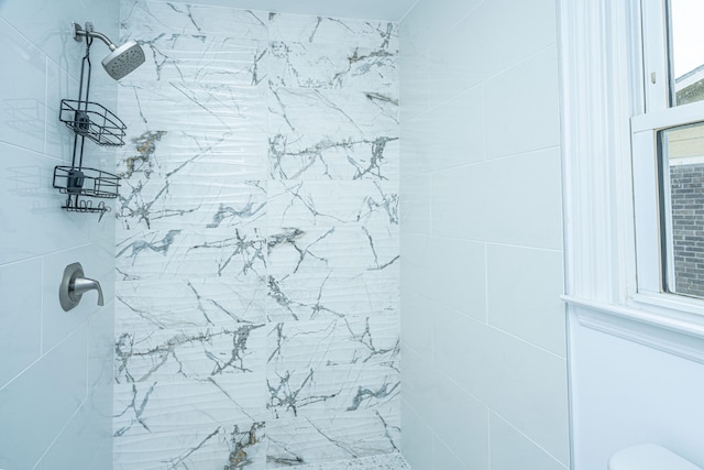 bathroom featuring tiled shower