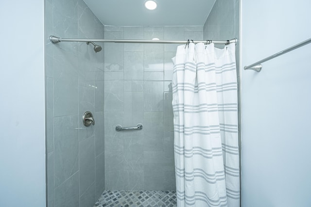 bathroom featuring a shower with curtain