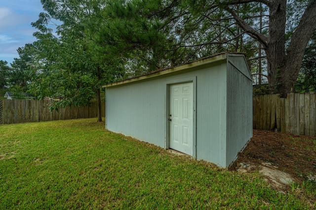 view of outdoor structure with a yard