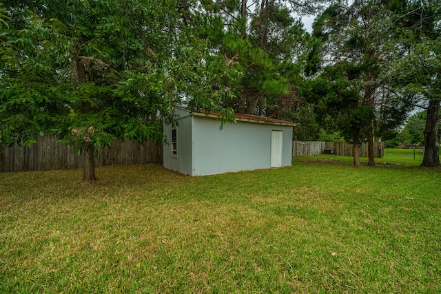 view of yard featuring a shed