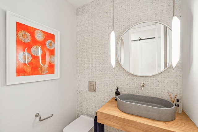 bathroom featuring tasteful backsplash