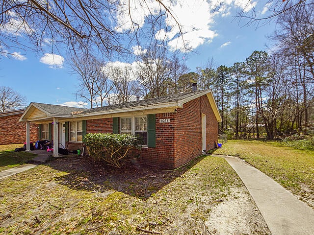 view of front of house featuring a front lawn