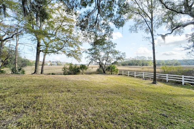 view of yard featuring a rural view