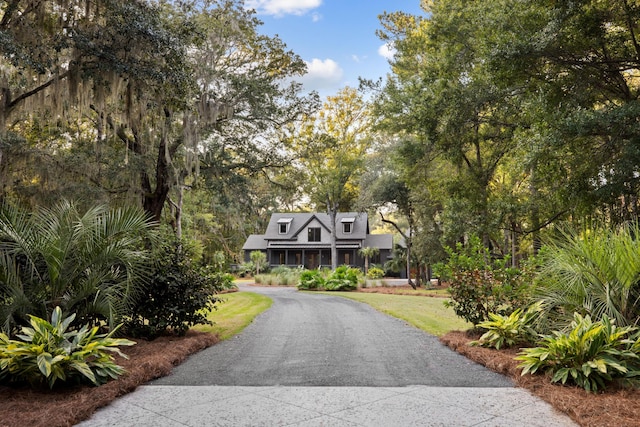 view of front of house with a front yard