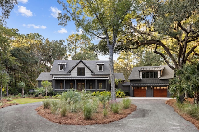 view of front facade featuring a garage