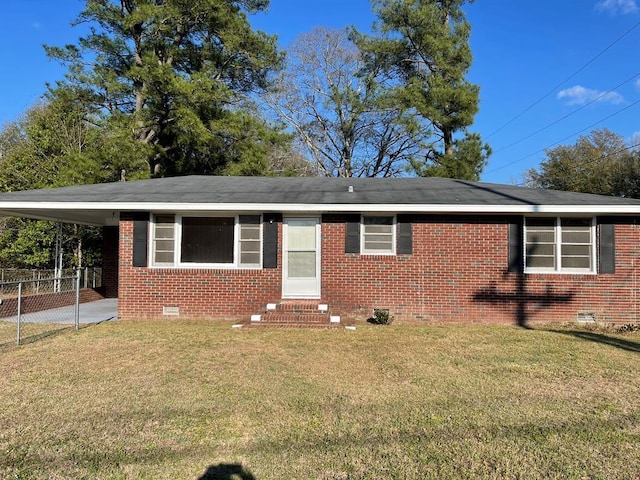 view of front of house featuring a carport and a front yard