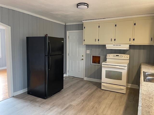 kitchen featuring light hardwood / wood-style floors, crown molding, black fridge, sink, and electric stove