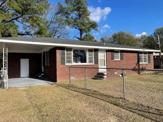 view of front of home featuring a carport and a front yard