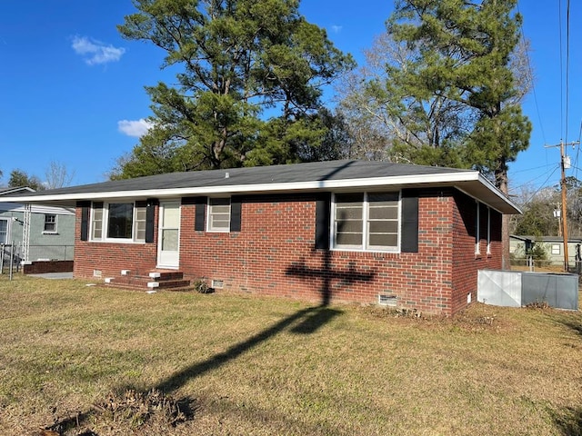 view of front of property with a front yard