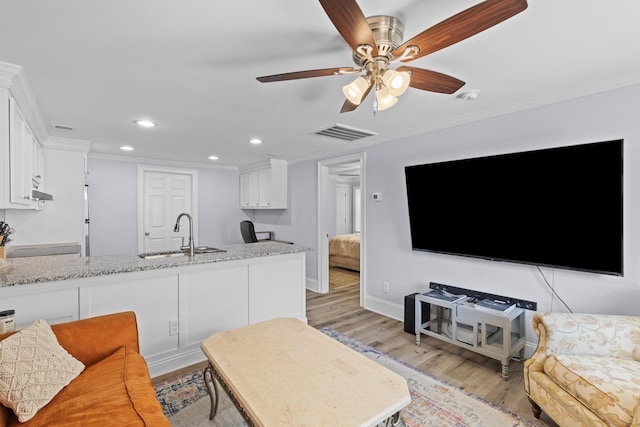 living room featuring light wood finished floors, visible vents, recessed lighting, ceiling fan, and ornamental molding
